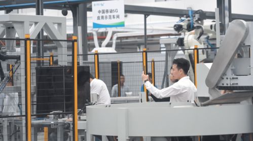 南康家具頭部企業(yè)游學(xué)團(tuán)走進(jìn)龍回共享智能備料中心